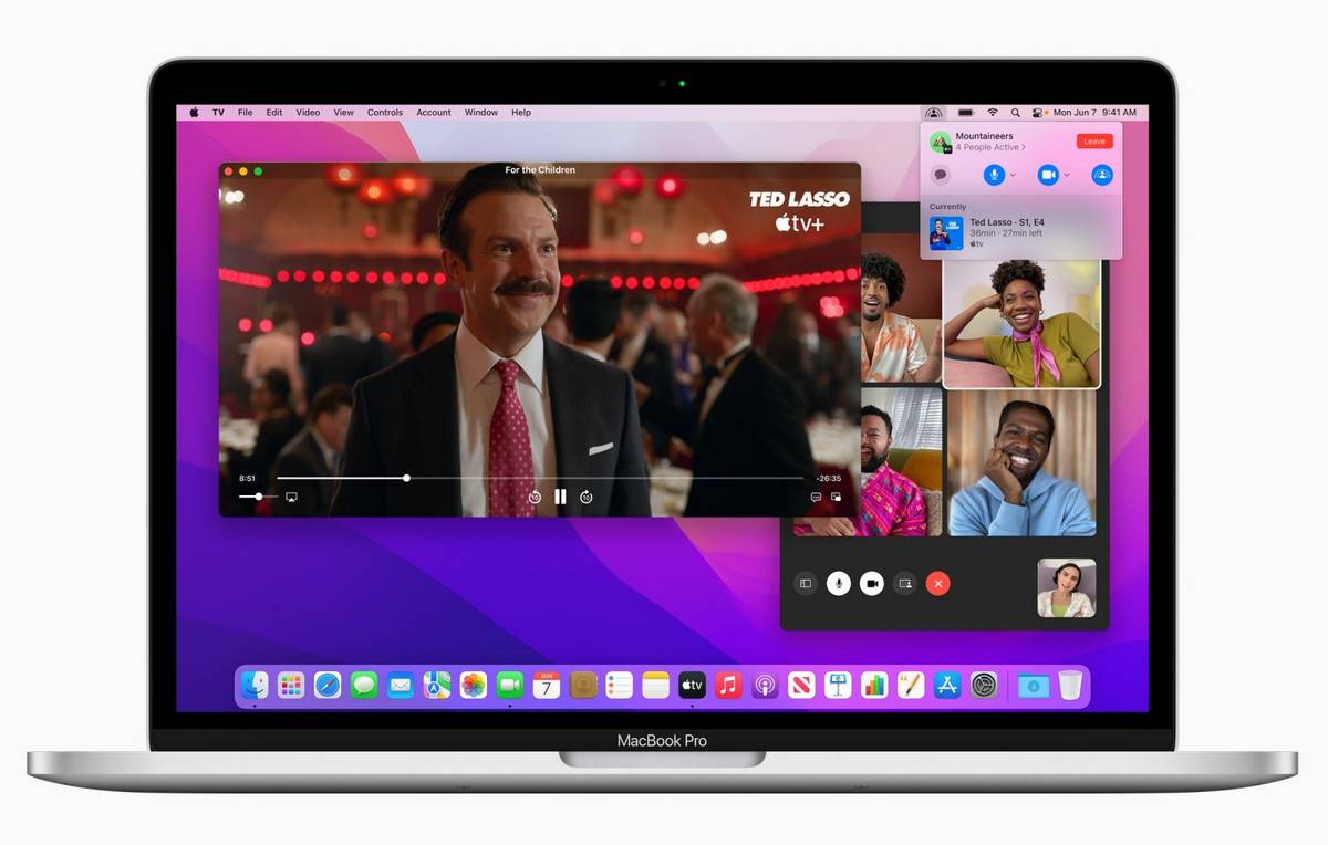 Die Apple TV-App und die FaceTime-App werden mit SharePlay auf einem MacBook Pro verwendet