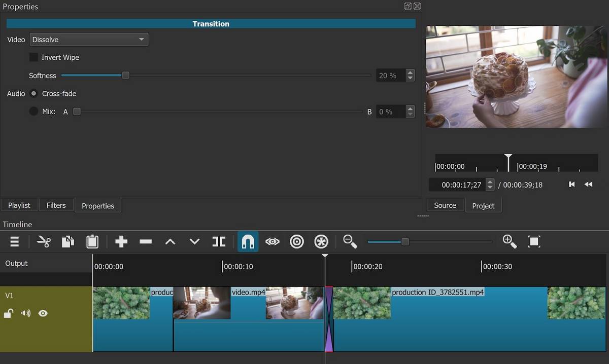Software zur Bearbeitung von Videos für YouTube Screenshot der Shotcut-Übergangsseite mit dem Bild einer Person, die einen Kuchen backt